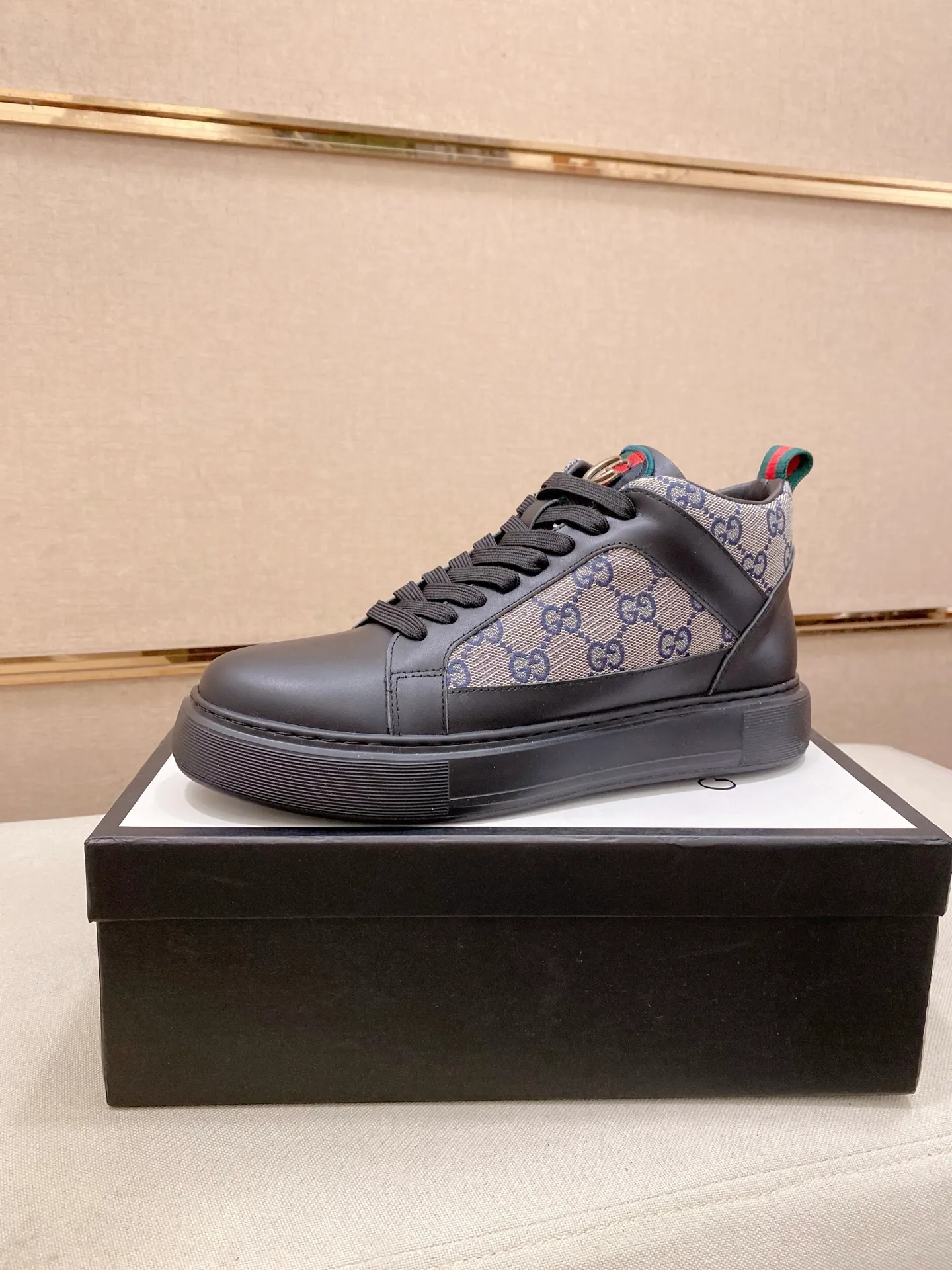 Men's clothing and shoes💰: 462💰 (GUCCI) The latest model from the official website🎁🎁Casual and fashionable men's shoes👟, hot style💥The style is simple and elegant, exclusive for trendy men. Unique official website's latest brand elements👑original Gucci decoration, fashionable and generous, the fabric is original cowhide ✅sheepskin lining, the official website specifies wear-resistant casual outsole, the classic model is taken in kind at the counter🎬38-44 (can be customized for 45 non-refundable)